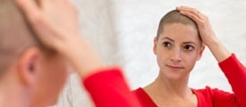 Kobieta w czerwonej sukience z krótko ostrzyżonymi włosami