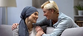 Dwie kobiety obejmują się na kanapie