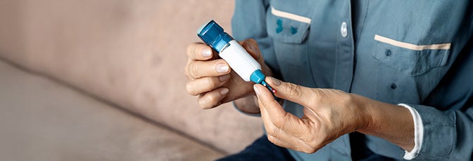 zdjęcie osoby trzymającej strzykawkę