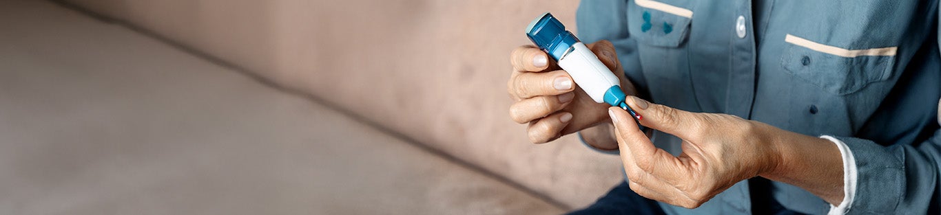 zdjęcie osoby trzymającej strzykawkę